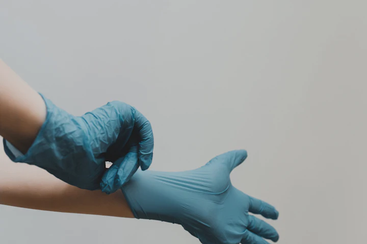 Profissional calçando luvas médicas azuis